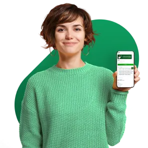 Mulher segurando celular com o aplicativo do agendamento online da Medprev aberto
