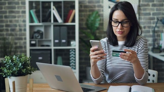 Pessoa usando óculos consultando informações em um celular